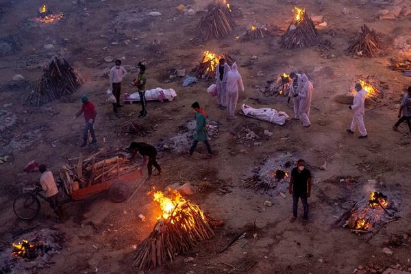 آیین سوزاندن مردگان در هند