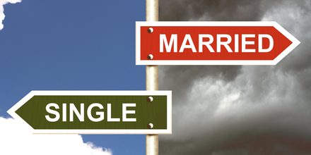 مجرد بمانیم یا متاهل شویم؟