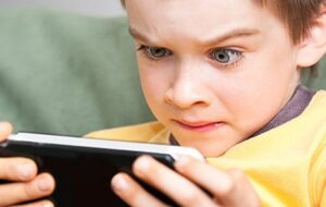 خطرات موبایل برای بچه ها